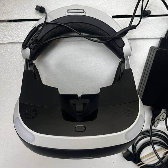 Sony • Playstation (PS) VR virtual game headset - Picture 5 of 9